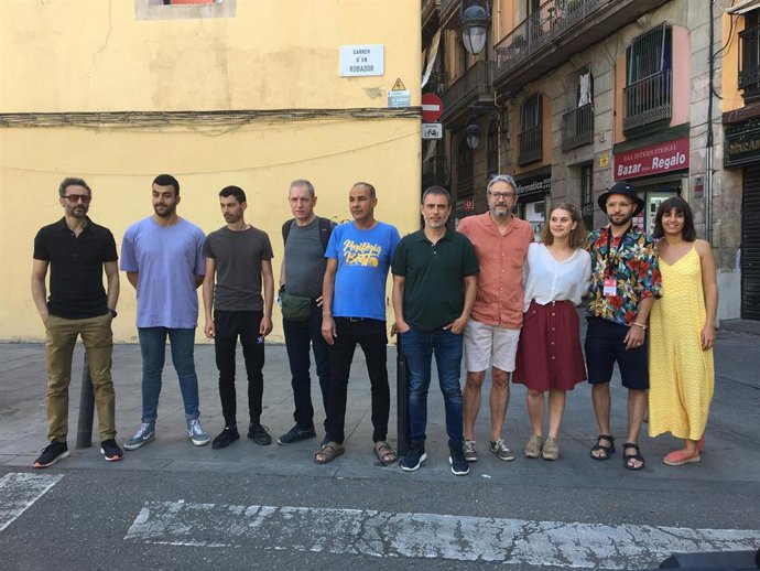 Los actores de la obra Carrer Robadors junto a su director Julio Manrique