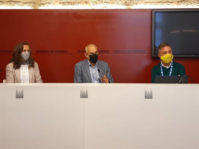 Rueda de prensa del concejal Sindo Guinarte, junto a la gerente de Santiago Turismo, Flavia Ramil, y al presidente de la Asociación Profesional de Guías Turísticos de Galicia, Tommi Alvarellos