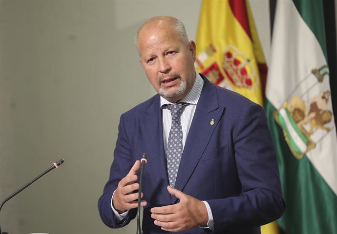 El consejero de Educación y Deporte, Javier Imbroda, durante su intervención en la rueda de prensa semanal posterior a la reunión del Consejo de Gobierno de la Junta de Andalucía en el Palacio de San Telmo, a 25 de mayo de 2021, en Sevilla (Andalucía).