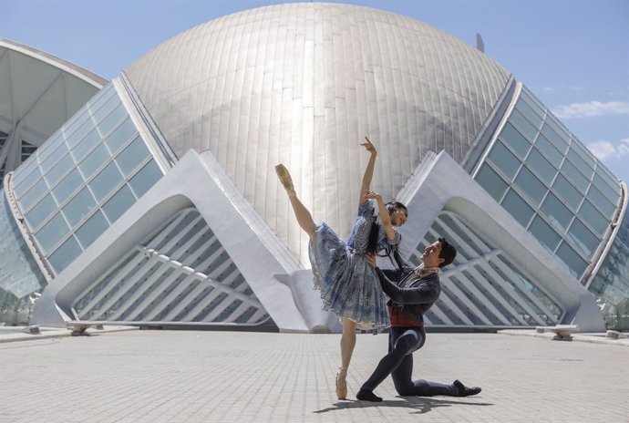 Dos bailarines de la Compañía Nacional de Danza (CND) realizan una presentación de la obra Giselle en el Palau de Les Arts Reina Sofía de Valencia, a 21 de junio de 2021, en Valencia, Comunidad Valenciana (España). 