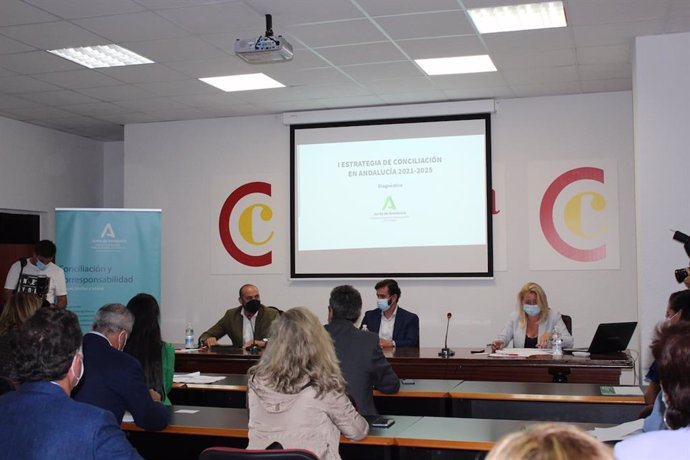 Acto en Huelva sobre la I Estrategia de Concilicación de la Junta.