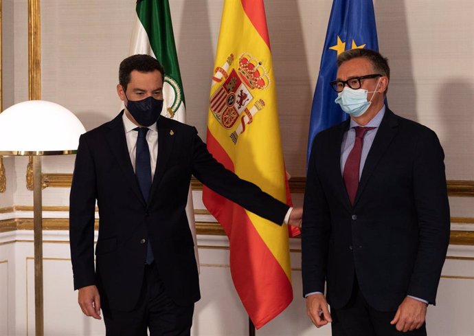 El presidente de la Junta, Juanma Moreno, y el portavoz del grupo parlamentario de Vox, Manuel Gavira, en la reunión que mantuvieron el 15 de junio para la preparación del encuentro de Moreno con Pedro Sánchez. 
