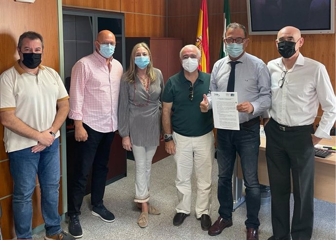 El delegado de Salud, Carlos Bautista, recibe a miembros de Sindicato Médico de Málaga y de Basta Ya