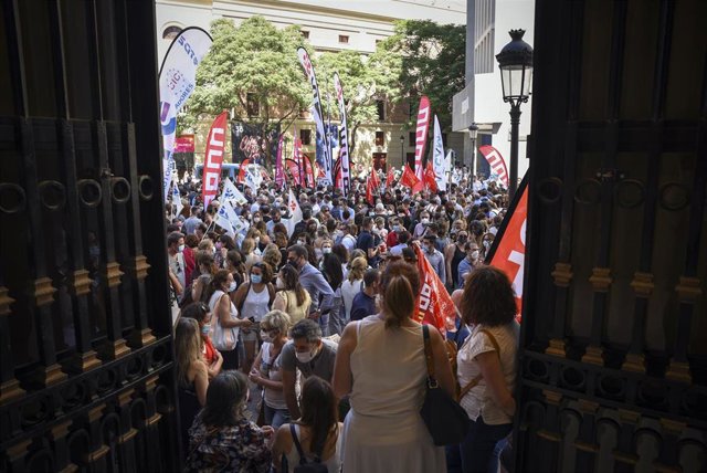 Empleados de CaixaBank protestan contra la entidad financiera por el ERE previsto para miles de empleados, a 22 de junio de 2021, en Valencia, Comunidad Valenciana, (España). 