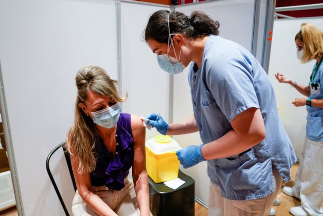 Una mujer recibe la primera dosis de la vacuna de Pfizer-BioNTech contra el Covid-19, a 9 de junio de 2021, en el Hospital Severo Ochoa de Leganés