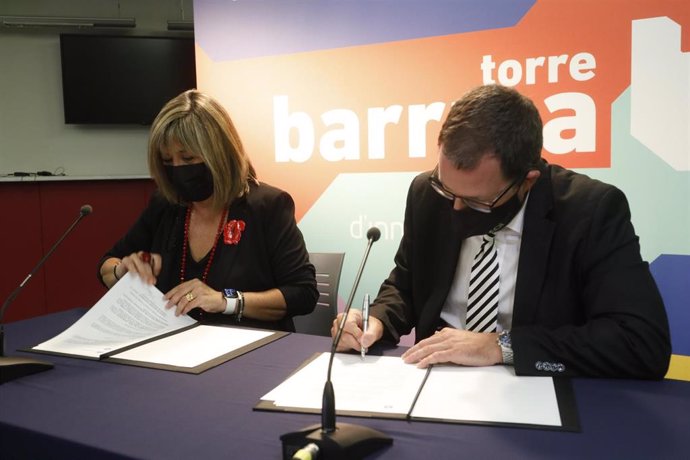 La alcaldesa de L'Hospitalet de Llobregat (Barcelona), Núria Marín, y el secretario general de Industria y de la Pequeña y Mediana Empresa del Gobierno y presidente de la EOI, Raül Blanco, firman el convenio.