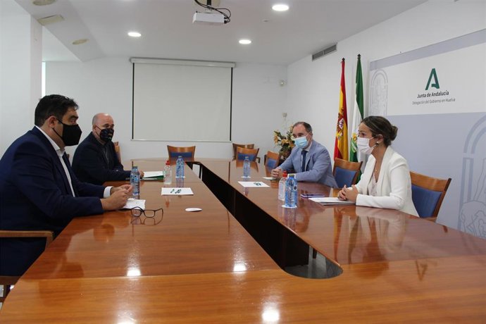 La delegada de la Junta en Huelva, Bella Verano, junto al delegado territorial de Empleo, Antonio Augustín, y el presidente de la Asociación de Trabajadores Autónomos de Andalucía, ATA, Rafael Amor, en una reunión.
