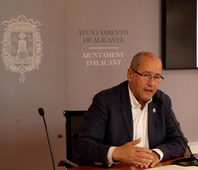 Archivo - El concejal de Recursos Humanos del Ayuntamiento de Alicante, José Ramón González