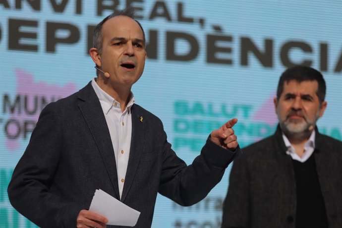 Archivo - Arxiu - (E-D) L'exconseller catal Jordi Turull i el secretari general de JxCat, Jordi Sánchez, durant un acte electoral de Junts per Catalunya (JxCat) a Barcelona, Catalunya (Espanya), el 30 de gener del 2021.