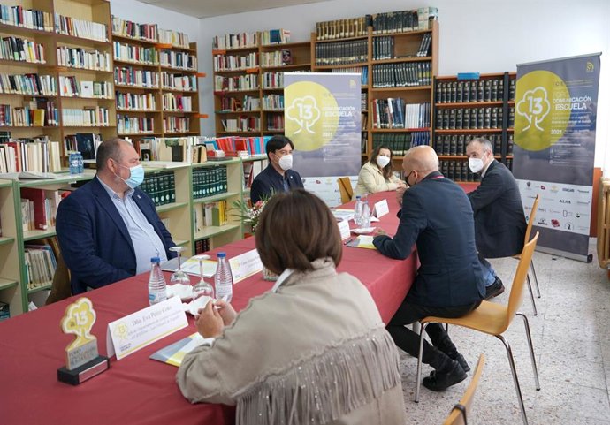 El consejero Borja Sánchez se reúne en el IES Elisa y Luis Villamil con responsables del XIII Foro Comunicación y Escuela.