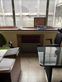Cristales apedreados en el local del Comité de Empresa de ArcelorMittal en la factoría de Veriña (Gijón)