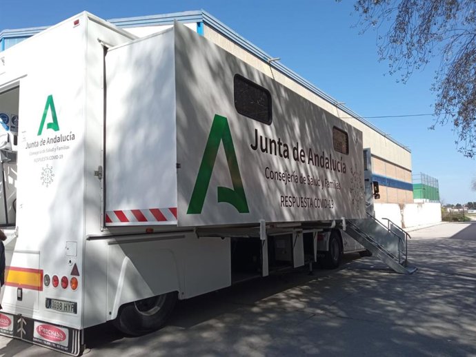 Archivo - Unidad móvil para realizar cribados COVID