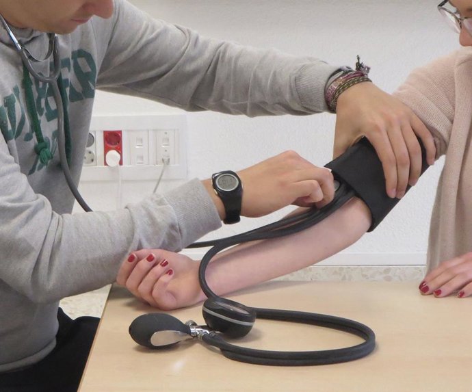 Archivo - Estudiantes de Enfermería en una clase práctica.