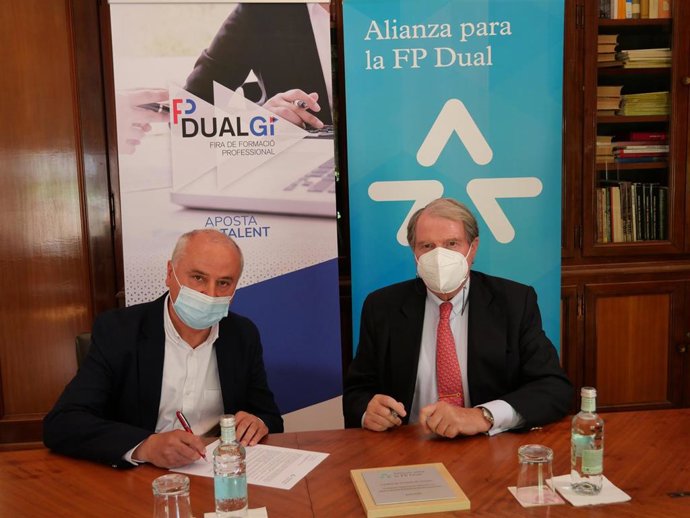 El presidente de la Cámara de Girona, Jaume Fbrega i Vila, y el vicepresidente de la Fundació Bertelsmann, Francisco Belil