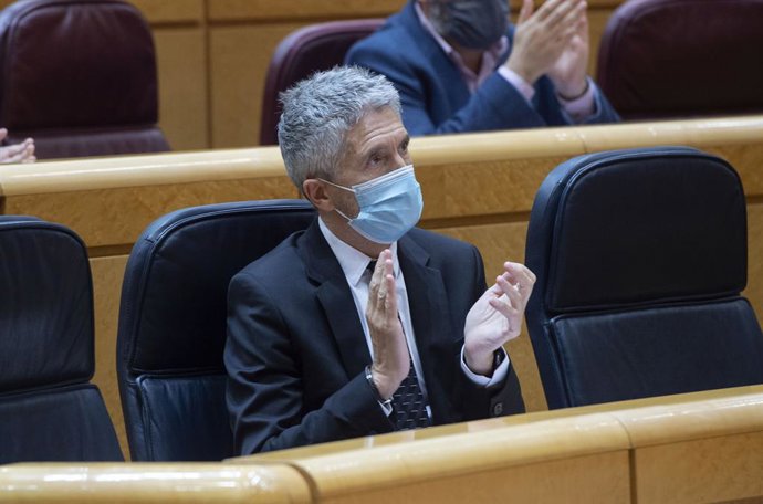 El ministro de Interior, Fernando Grande-Marlaska, durante una sesión de control al Gobierno en el Senado, a 25 de mayo de 2021, en Madrid (España). En este pleno, el Gobierno se enfrenta, entre otras, a preguntas relacionadas con los posibles indultos 
