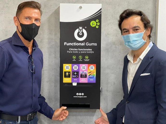 El secretario general de Empleo y Trabajo Autónomo, José Agustín González (dcha.), en la visita a Wug Functional Gums.