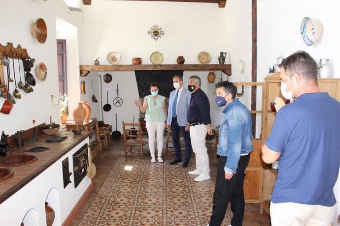 El delegado de Turismo de la Junta en Córdoba, Ángel Pimentel (segundo por la izda.), visita Hinojosa del Duque.