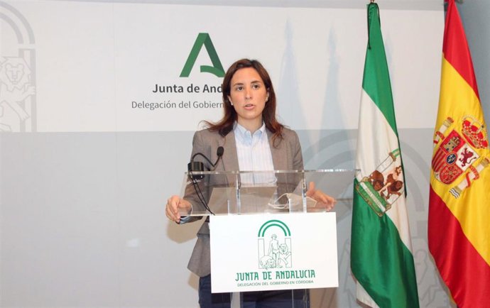 Archivo - La delegada de Fomento de la Junta de Andalucía en Córdoba, Cristina Casanueva, en rueda de prensa.