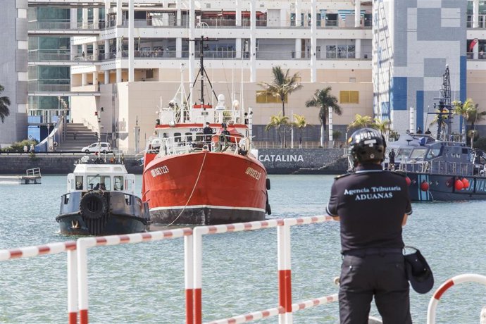 Agentes de la Policía Nacional y la Guardia Civil llegan a la Base Naval de Gran Canaria en la patrullera Sacre de Vigilancia Aduanera de la Agencia Tributaria después de incautar una embarcación cargada de hachís en aguas del Atlántico.