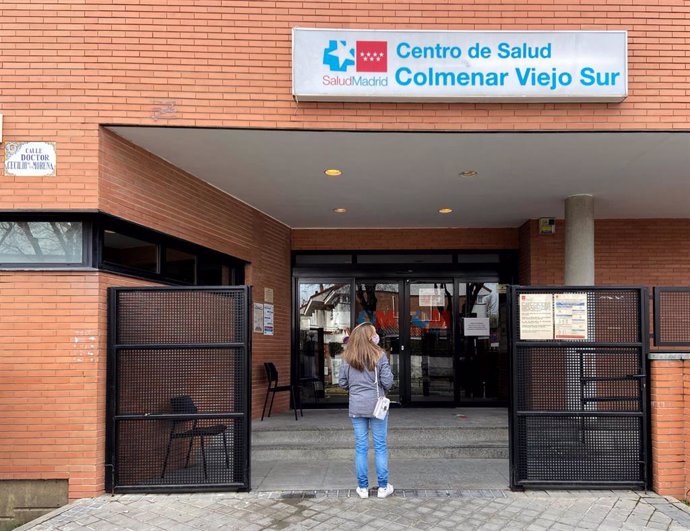 Archivo - Entrada del centro de salud en la zona básica de salud (ZBS) de Colmenar Viejo Sur