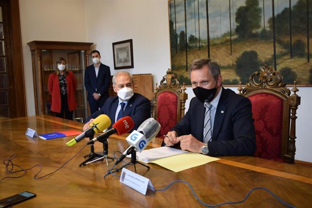 El presidente de la Diputación de Lugo, José Tomé, y el delegado del Gobierno en Galicia, José Miñones.