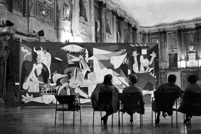 Instalación de la exposición Pablo Picasso en el Palazzo Reale, Milán, 1953 ITALY, Milan, Palazzo Reale, 1953, PICASSO exhibition, Rene Burri/Magnum Photos  Sucesión Pablo Picasso, VEGAP, Madrid 2017
