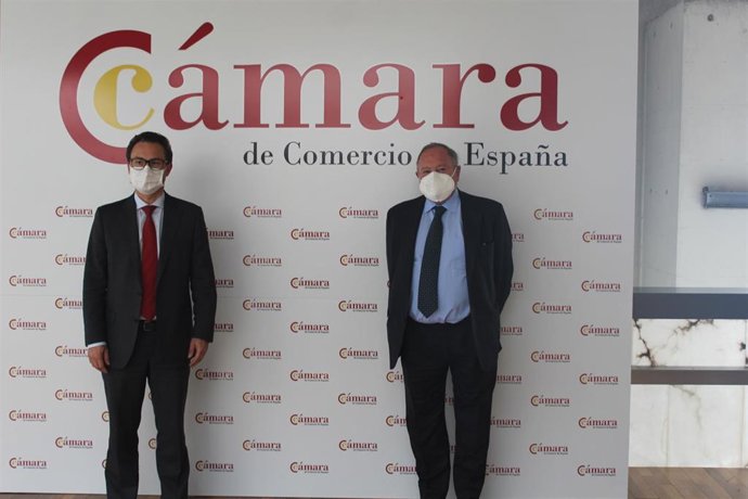 Archivo - El presidente de la Cámarra de comercio de Bogotá, Nicolás Uribe; y el presidente de la Cámara de comercio de España, José Luis Bonet