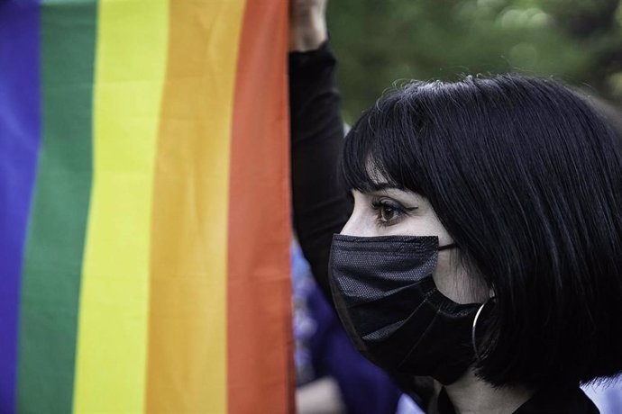 Una mujer sostiene una bandera LGTB durante unas protestas celebradas en Estambul.
