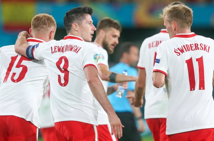 Lewandowski celebra con sus compañeros su gol ante España en la Eurocopa 2020