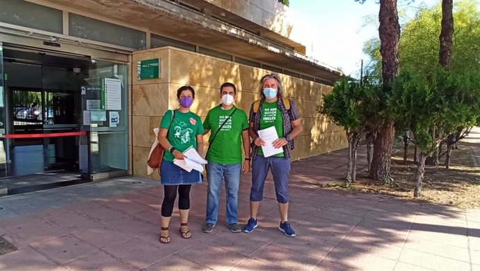 Entrega de las alegaciones antes de comenzar la manifestación