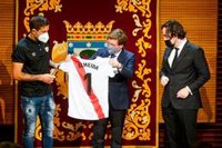 Almeida ensalza los valores "futbolísticos y humanos" del Rayo Vallecano tras conseguir su ascenso a Primera División