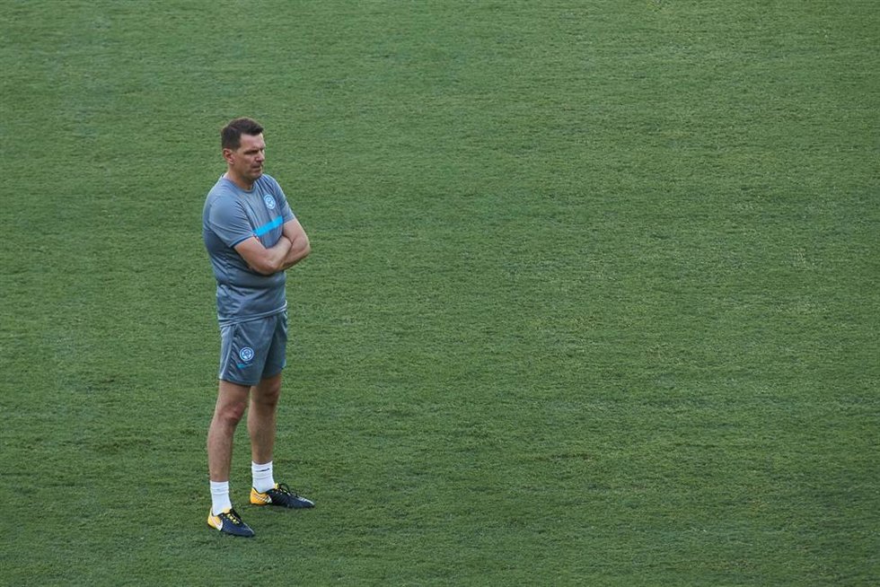 Stefan Tarkovic, seleccionador de Eslovaquia, dirige el entrenamiento de su equipo en La Cartuja