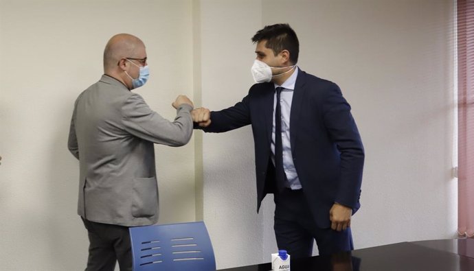 Unai Sordo y David Aganzo se saludan durante su reunión de trabajo