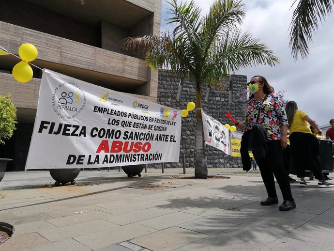 Concentración de empleados públicos temporales frente a la sede de Presidencia en Santa Cruz de Tenerife