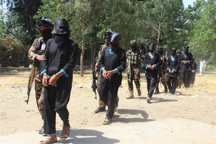 Fuerzas de seguridad de Afganistán trasladan a un centro de detención a un grupo de supuestos talibán.