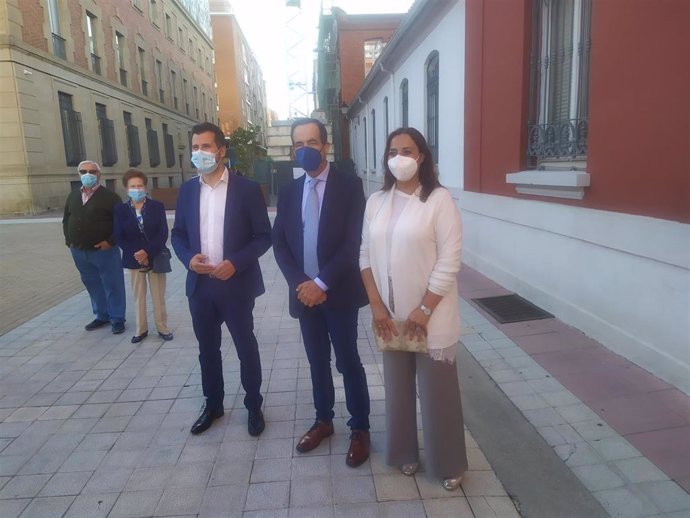 Luis Tudanca (i), José Bono y Miriam Andrés, instantes antes de participar en la Escuela Socialista.