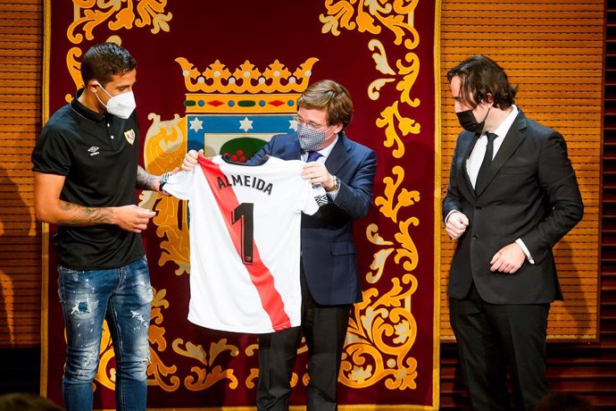 El alcalde de Madrid, José Luis Martínez-Almeida (c), recibe en el Ayuntamiento al Club de Fútbol Rayo Vallecano de Madrid recién ascendido a Primera División, a 22 de junio de 2021, en la Real Casa de Correos, Madrid, (España). Los jugadores y el equip