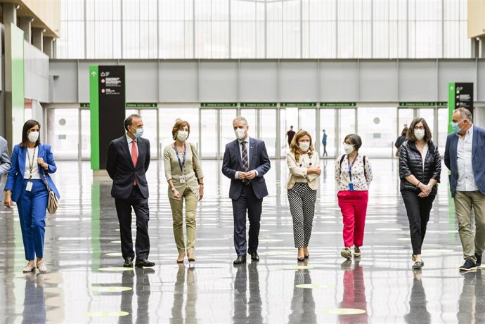 El Lehendakari Iñigo Urkullu, acompañado de la consejera de Salud Gotzone Sagardui y la directora general de Osakidetza Rosa Pérez, visita el BEC