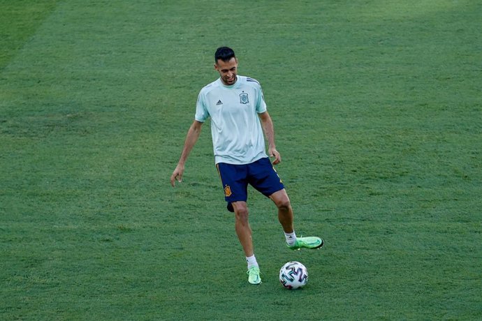 Sergio Busquets of Spain warms up during the UEFA EURO 2020 Group E football match between Spain and Poland at La Cartuja stadium on June 19, 2021 in Seville, Spain.