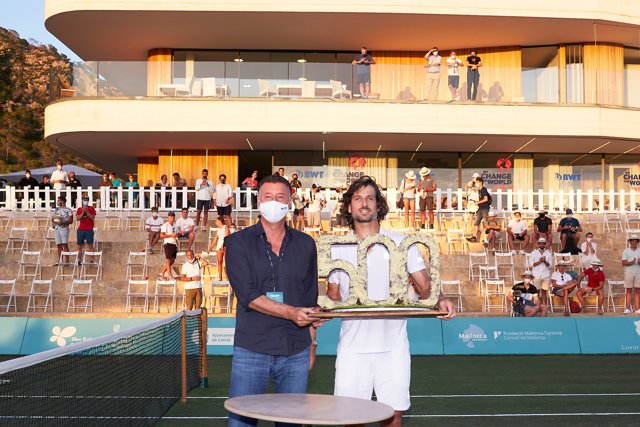 Feliciano López posa junto a Edwin Weindorfer tras lograr en el Mallorca Championships su victoria 500