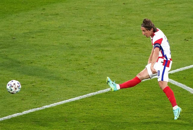 Luka Modric, en el momento del golpeo que supuso el 2-1 para Croacia ante Escocia