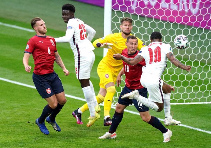 22 June 2021, United Kingdom, London: England's Raheem Sterling (R) scores his side's first goal during the UEFA EURO 2020 championship Group D soccer match between Czech Republic and England at Wembley Stadium. Photo: Mike Egerton/PA Wire/dpa