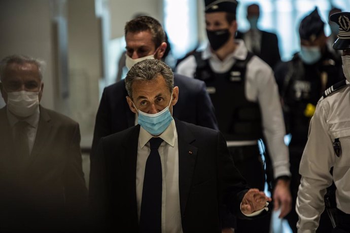 Archivo - 01 March 2021, France, Paris: Former French President Nicolas Sarkozy (C) arrives at the court to hear the final verdict in his corruption trial. Sarkozy has been sentenced to three years on charges of bribery and influence peddling, a court i
