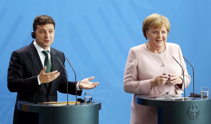 Archivo - FILED - 18 June 2019, Berlin: German Chancellor Angela Merkel (R) and Volodymyr Zelensky, President of Ukraine, attend a press conference at the Federal Chancellery. Merkel expressed her sympathy to Zelinsky for the victims of the Ukrainian pl