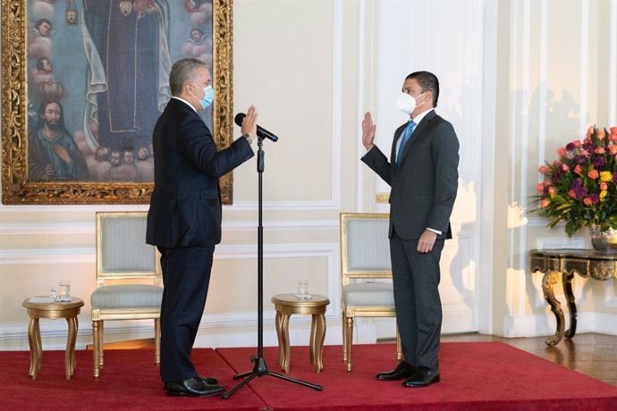 El nuevo ministro de Ciencias, Tito Crissien, toma posesión ante el presidente de Colombia, Iván Duque.