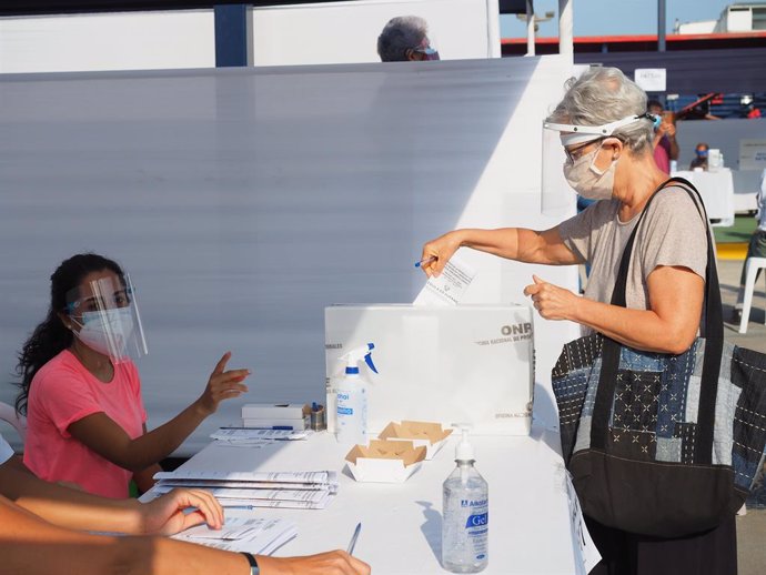 Archivo - Una mujer vota en las elecciones generales en Perú