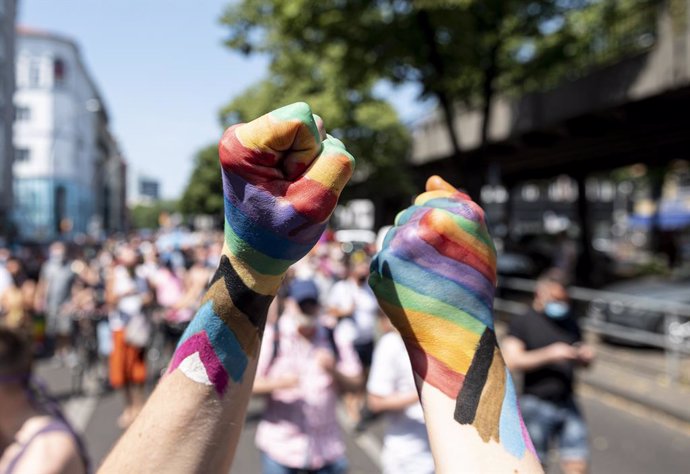 Archivo - 27 June 2020, Berlin: Two participants of "Pride Berlin: Save our Community, Save our Pride" hold up their fists, painted in rainbow colours in support of the LGBT community. Photo: Fabian Sommer/dpa