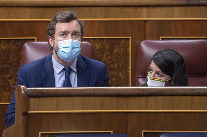 El portavoz parlamentario de Vox, Iván Espinosa de los Monteros; y la portavoz adjunta de Vox en el Congreso, Macarena Olona