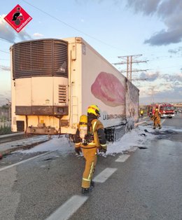 Camió afectat per les flames