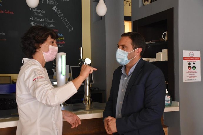 El presidente de la Diputación de Cuenca, Álvaro Martínez Chana, junto a Mari Paz, del restaurante Merlo